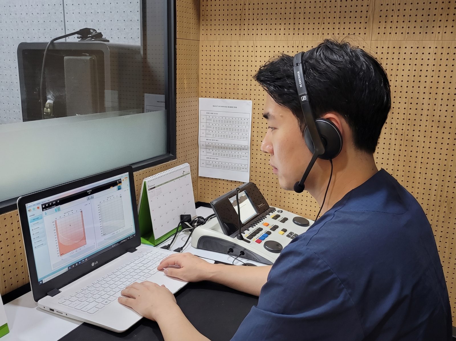 조현난청연구소 청력검사실에서 전문청능사가 청력검사를 진행하는 모습