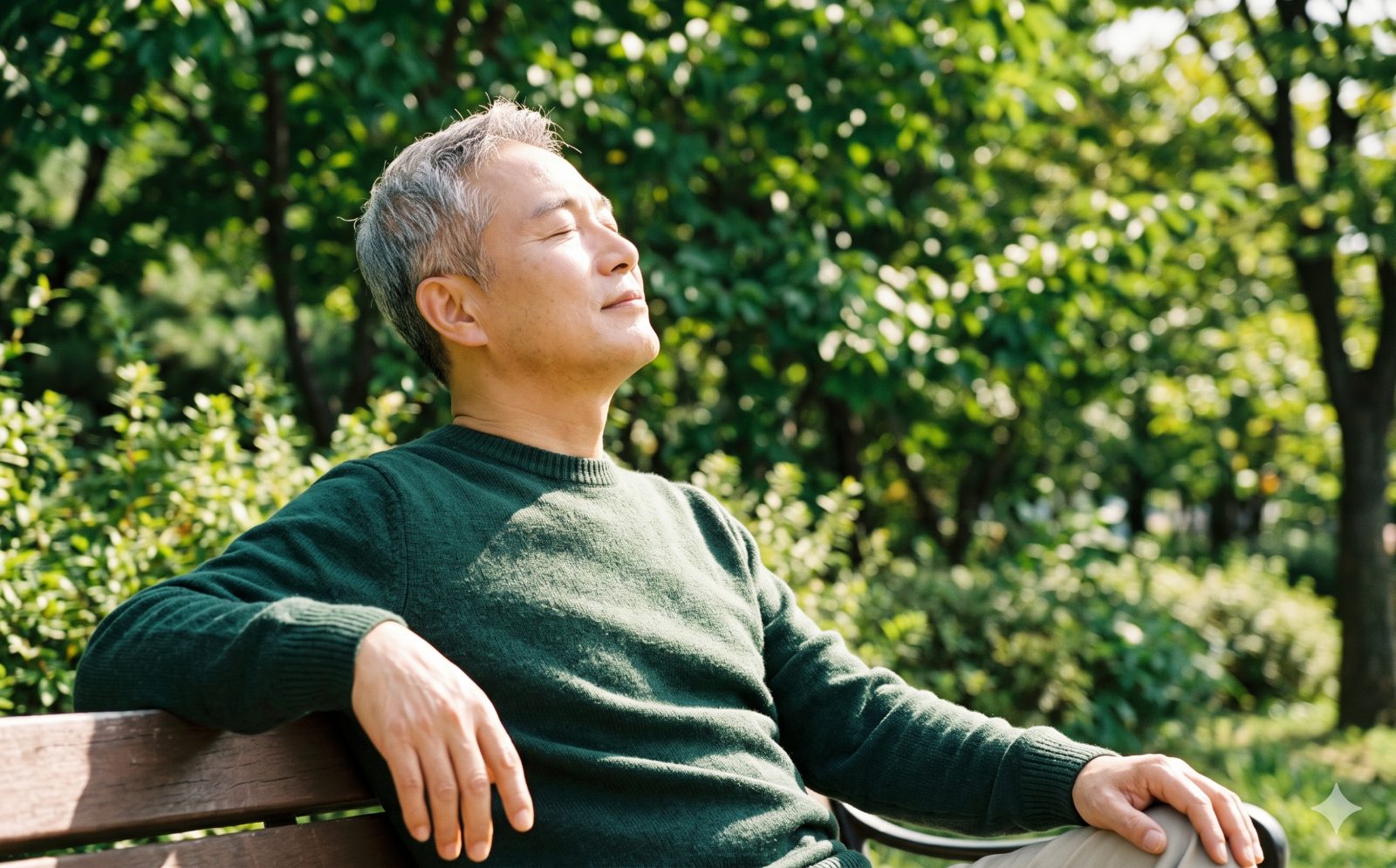 정원에서 눈을 감고 바람을 느끼는 모습 — 소리로 이명을 덮는 사운드 테라피